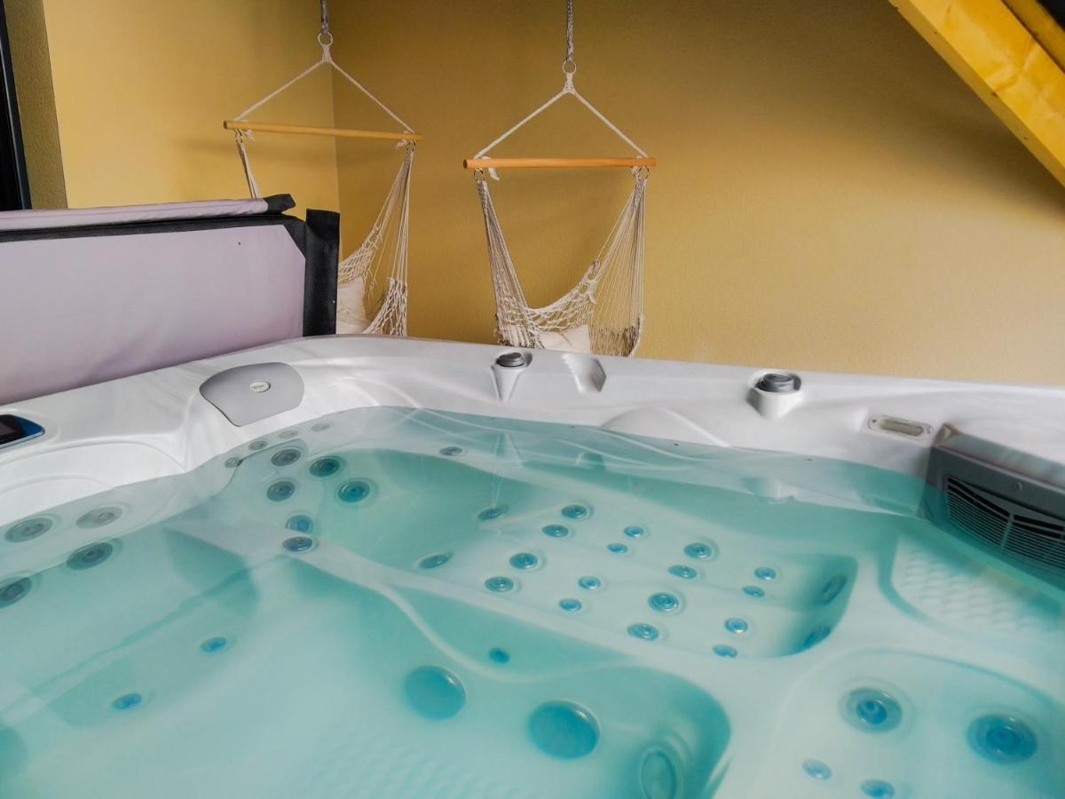 Jacuzzi Au Pied De La Baie Du Mont St Michel Holiday home *