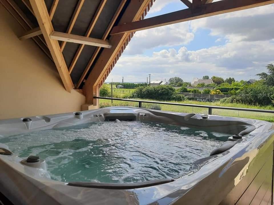 Jacuzzi Au Pied De La Baie Du Mont St Michel Holiday home Genets